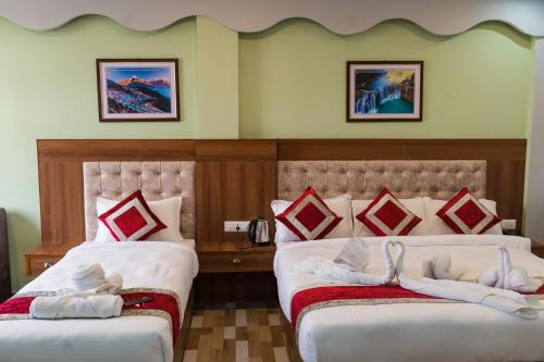 Hotel Samriddhi Pvt Ltd tesisinde bir odada yatak veya yataklar