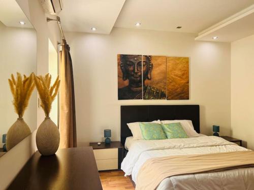 - une chambre avec un lit et une peinture murale dans l'établissement Upper Valley Mansions, No.25, à Cospicua