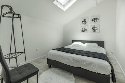 Кровать или кровати в номере LE DALLAS - 1 chambre, 1 canapé-lit, 1er étage, parking, 10min Canal du Midi