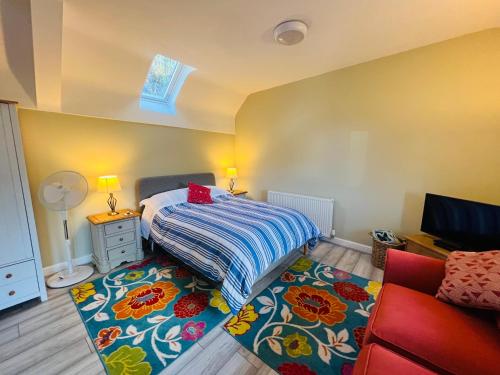 Dormitorio pequeño con cama y alfombra en Pentre Cerrig Country House en Llanferres