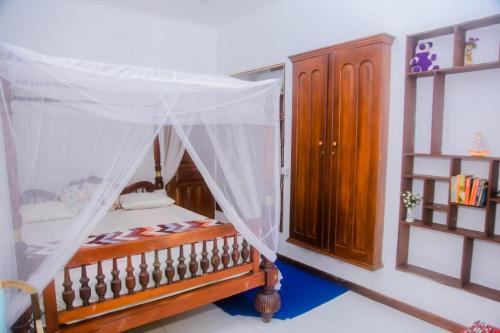 sypialnia z łóżkiem z baldachimem w obiekcie Seyoo Villa w mieście Ahangama