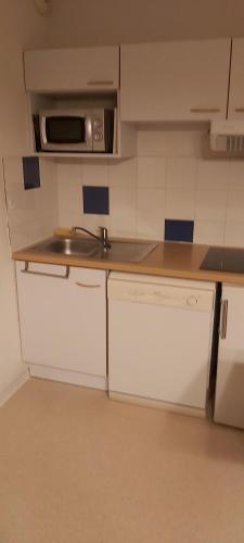 a small kitchen with a sink and a microwave at Résidence mille soleils in Font-Romeu