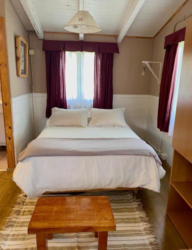 - une chambre avec un grand lit et une fenêtre dans l'établissement PORTAL DE LA ESTEPA, à Dina Huapi