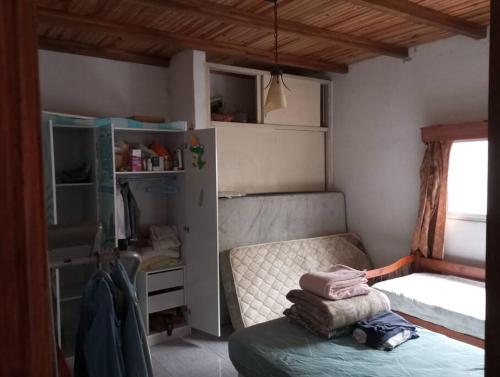 um pequeno quarto com uma cama e uma secretária em Lo de Mora em Costa Azul