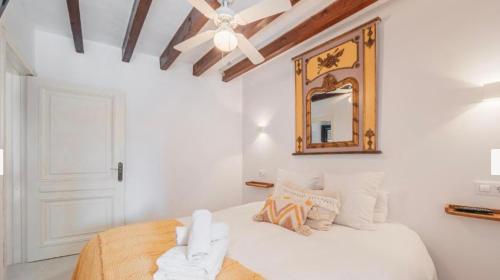 リョセタにあるCan Raixaのベッドルーム1室(壁に鏡付きのベッド1台付)