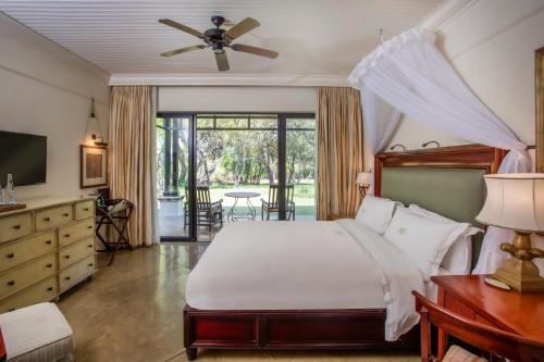 Ένα ή περισσότερα κρεβάτια σε δωμάτιο στο Royal Livingstone Hotel by Anantara