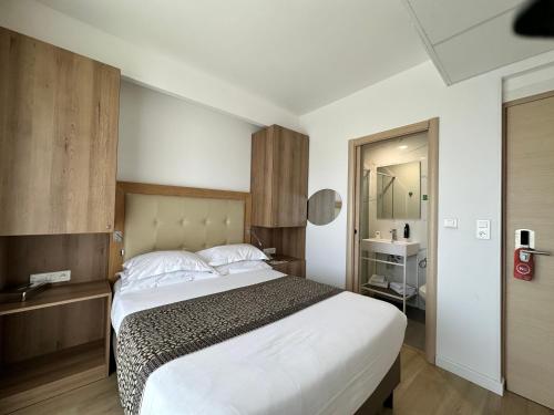 Ένα ή περισσότερα κρεβάτια σε δωμάτιο στο Hotel Revellata & Spa