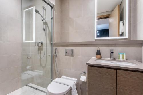 une salle de bains avec douche, toilettes et lavabo dans l'établissement STAY BY LATINEM Luxury 2BR Holiday Home W1504 near Burj Khalifa, à Dubaï