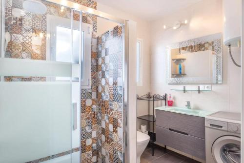 y baño con ducha, aseo y lavamanos. en Apartment Calle Larga, en Fuengirola