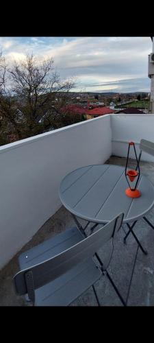 una mesa con una copa de vino en el balcón en Apart´ Coco, en Luduş