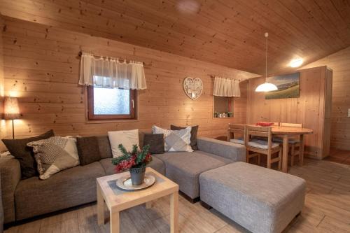 ein Wohnzimmer mit einem Sofa und einem Tisch in der Unterkunft Lake and Mountain View in Zell am See