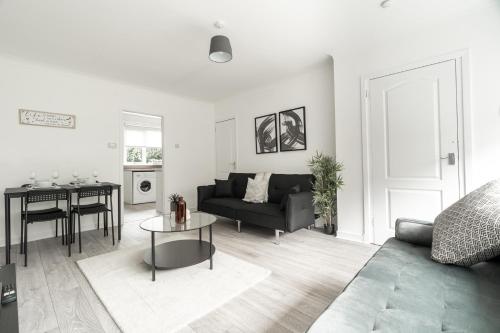 una sala de estar con un sofá y una mesa en Glenisla House, en Glasgow