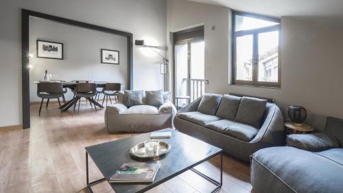 een woonkamer met 2 banken en een tafel bij KOKONO Vacation Rental Apartment El Tarter, Andorra in El Tarter