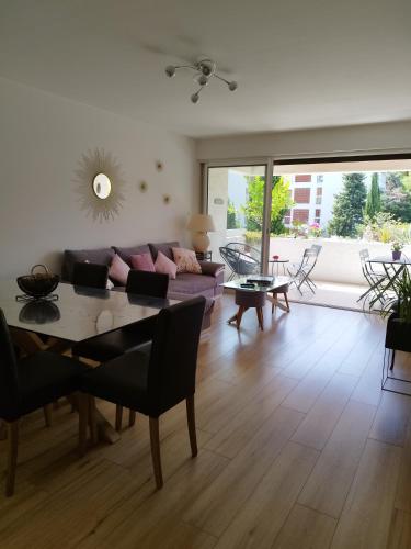 un salon avec un canapé et une table dans l'établissement Mon petit Paradis, Cassis centre Apt 90 m2, 200 m Mer, terr plein sud, clim park privé, à Cassis