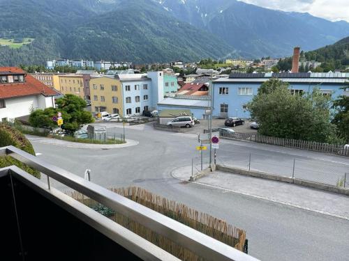 Blick auf eine Straße in einer Stadt mit einem Berg in der Unterkunft Ferienwohnungen Loft in Telfs in Telfs