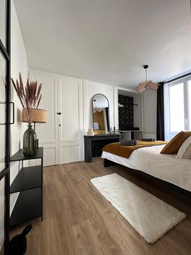 - une chambre avec un grand lit et un bureau dans l'établissement La place d'Henri, Rouen centre, à Rouen