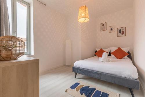 a small bedroom with a bed and a window at LE CORAIL - 1 chambre, idéal couple, parking, 10min Canal du Midi in Castelsarrasin