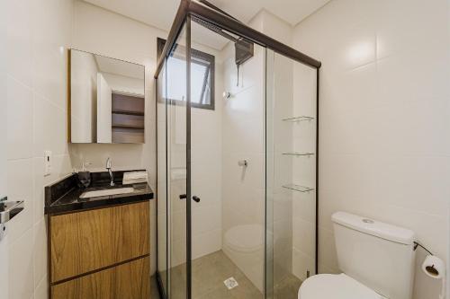 a bathroom with a shower and a toilet and a sink at 603 MORSE MUITO CONFORTO PARA SUA FAMILA in Joinville
