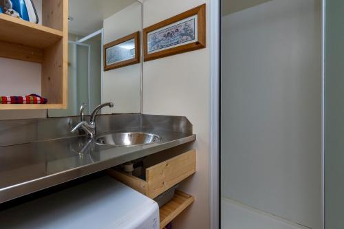 a bathroom with a sink and a mirror at Les chats perchés 400m plage G in Labenne