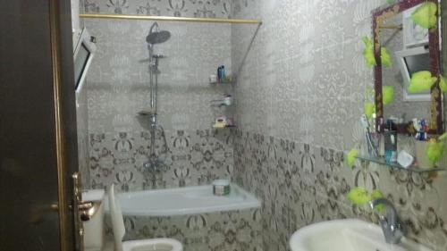 uma casa de banho com um lavatório, um WC e um espelho. em Obour apartment, first district, Tabbah view em ‘Ezbet el-Insha