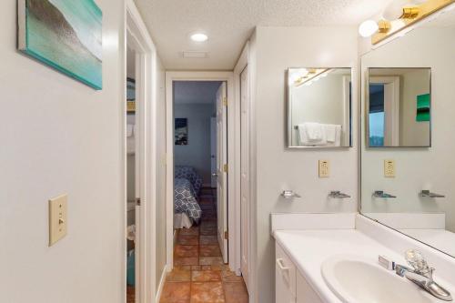 y baño con lavabo y espejo. en Plantation Palms #6501, en Gulf Highlands