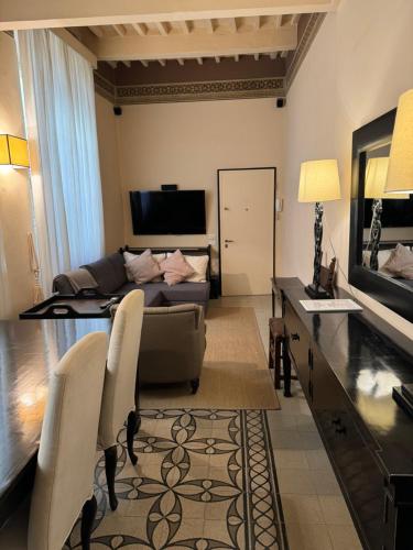 sala de estar con sofá y mesa en Residenza del Corso en Arezzo