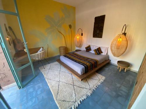 een slaapkamer met een bed in een kamer bij villa marrakech avec piscine in Tameslouht