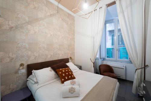 1 dormitorio con cama y ventana en Palazzo il Convento en Nápoles