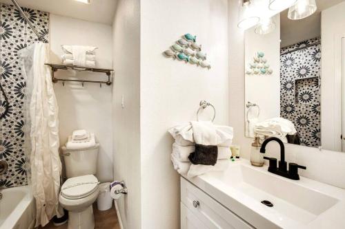 uma casa de banho branca com um lavatório e um WC em Large 2BR Across From Beach & 5 Min From Hangout em Gulf Shores