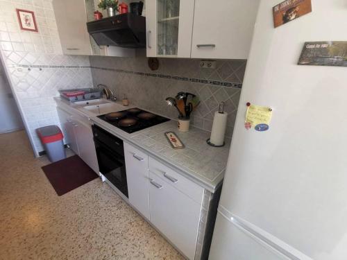 Il comprend une petite cuisine équipée d'une cuisinière et d'un réfrigérateur. dans l'établissement 021 Roches Rouges A22, au Cap d'Agde