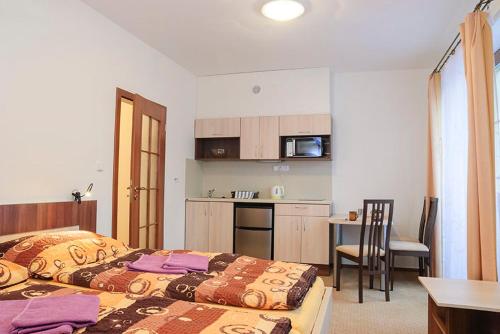 Ένα ή περισσότερα κρεβάτια σε δωμάτιο στο Apartmány Řezáč