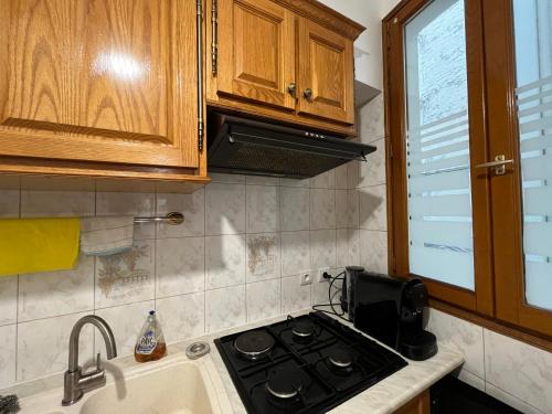 Il comprend une cuisine équipée d'une cuisinière. four supérieur à côté d'un évier dans l'établissement Dream Dwell Paris-two-bedroom flat near Pompidou Centre, à Paris