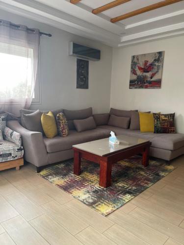 een woonkamer met een bank en een salontafel bij Appartement in Tamaris