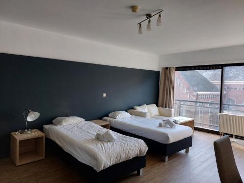 pokój hotelowy z 2 łóżkami i dużym oknem w obiekcie Room in Studio - Value Stay Residence Mechelen - Executive Studio Double w mieście Mechelen