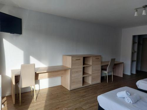 sypialnia z biurkiem, łóżkiem i biurkiem w obiekcie Room in Studio - Value Stay Residence Mechelen - Executive Studio Double w mieście Mechelen