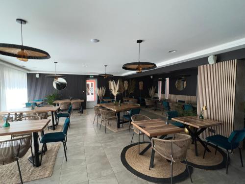 une salle à manger avec des tables et des chaises en bois dans l'établissement Camping Del Mar B07, Mobil home O'Hara résidentiel, 4 personnes, Camping Del Mar Village, à Argelès-sur-Mer