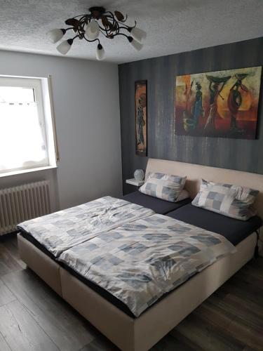 1 dormitorio con 1 cama y ventilador de techo en Sehr schöne Ferienwohnung am Starkenbrunnen en Ruppertsweiler