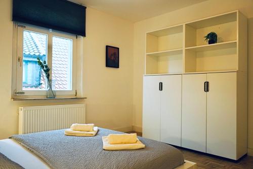 ein Schlafzimmer mit einem Bett mit zwei Handtüchern darauf in der Unterkunft Geräumiges Wohnen auf 125m2 für 6 Personen in Wolfsburg
