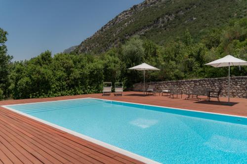 basen z leżakami i parasolami na drewnianym tarasie w obiekcie il cannito w Capaccio-Paestum