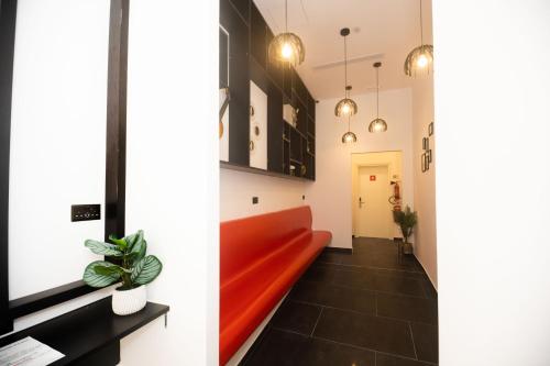 un pasillo con un banco rojo en una habitación en Citizen Suites en Sliema