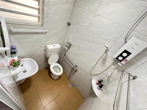 La petite salle de bains est pourvue de toilettes et d'un lavabo. dans l'établissement Ipoh Cozy Premium Spacious Home, à Ipoh