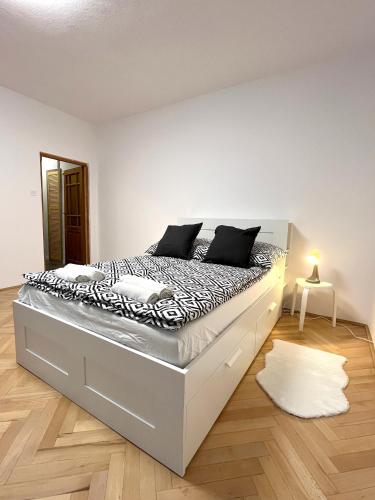 a white bedroom with a bed in a room at 21 Gdynia Centrum - Apartament mieszkanie dla 2 osób in Gdynia