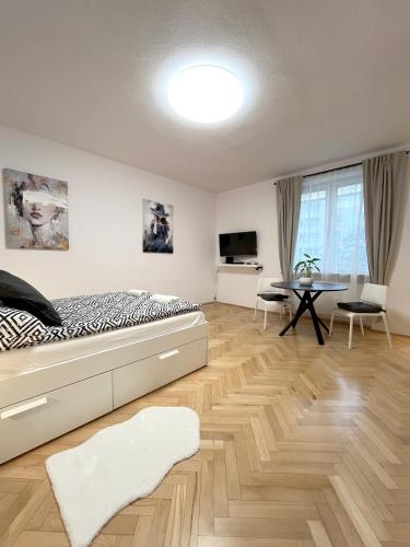 グディニャにある21 Gdynia Centrum - Apartament mieszkanie dla 2 osóbのベッドルーム(ベッド1台、テーブル付)