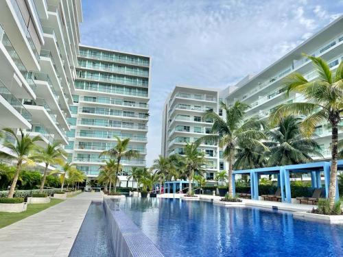 una vista exterior de un complejo con piscina en Beachfront Bliss-2BR Haven Steps from Sandy Shores, en Cartagena de Indias