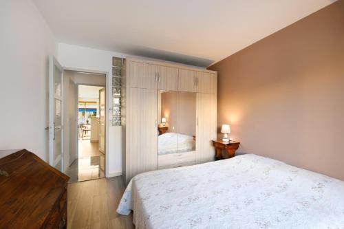 a bedroom with a large white bed in a room at Appartement de standing Cannes in Cannes