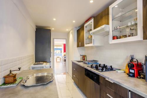une cuisine avec un évier et un plan de travail dans l'établissement Appartement de standing Cannes, à Cannes
