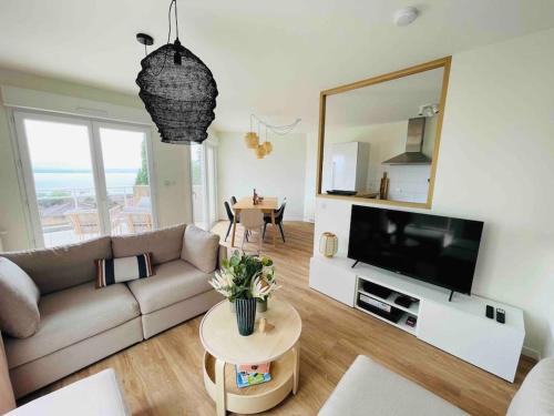 TV a/nebo společenská místnost v ubytování Magnifique Appart rénové Evian Duplex vue Lac 8 pers