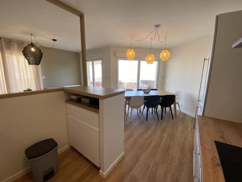 Η κουζίνα ή μικρή κουζίνα στο Magnifique Appart rénové Evian Duplex vue Lac 8 pers