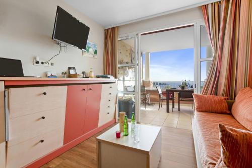 Μια τηλεόραση ή/και κέντρο ψυχαγωγίας στο Appartement Cap Esterel St Raphaël