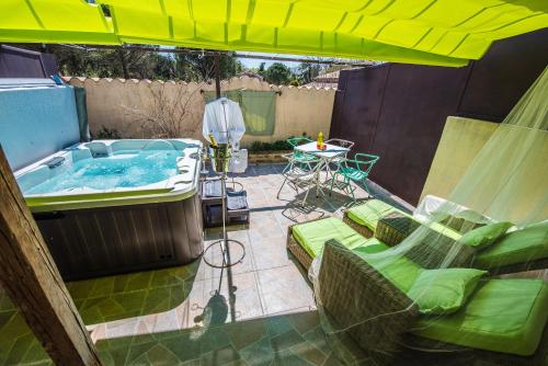 Gîte avec jacuzzi privatif dans un mas provençal